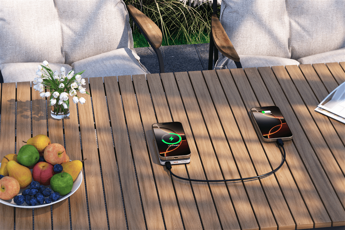 The iPhone 11 magnetic charger allows for a quick and easy charge with its strong magnetic attachment for a precise connection.